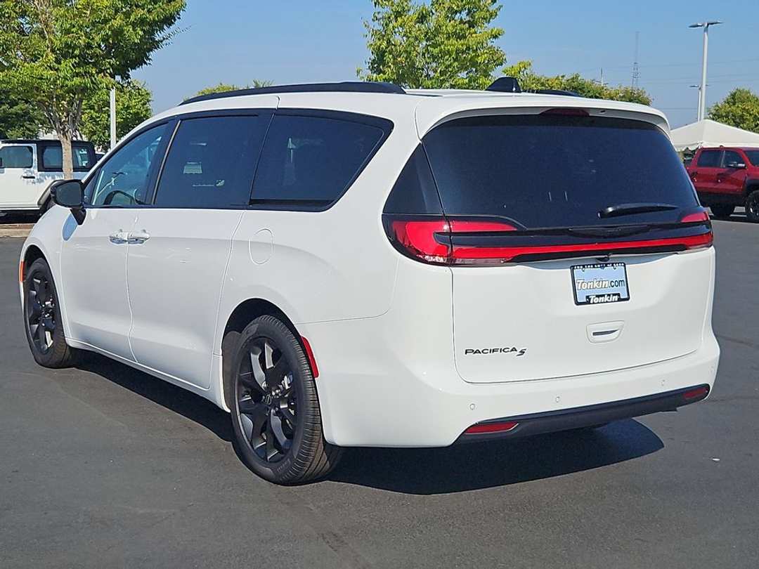 2026 Chrysler Pacifica Select - Image 3